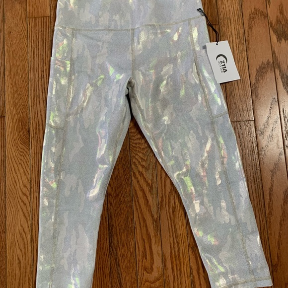Zyia Silver Camo Metallic pocket light n tight Capri (6-8) - Picture 2 of 9